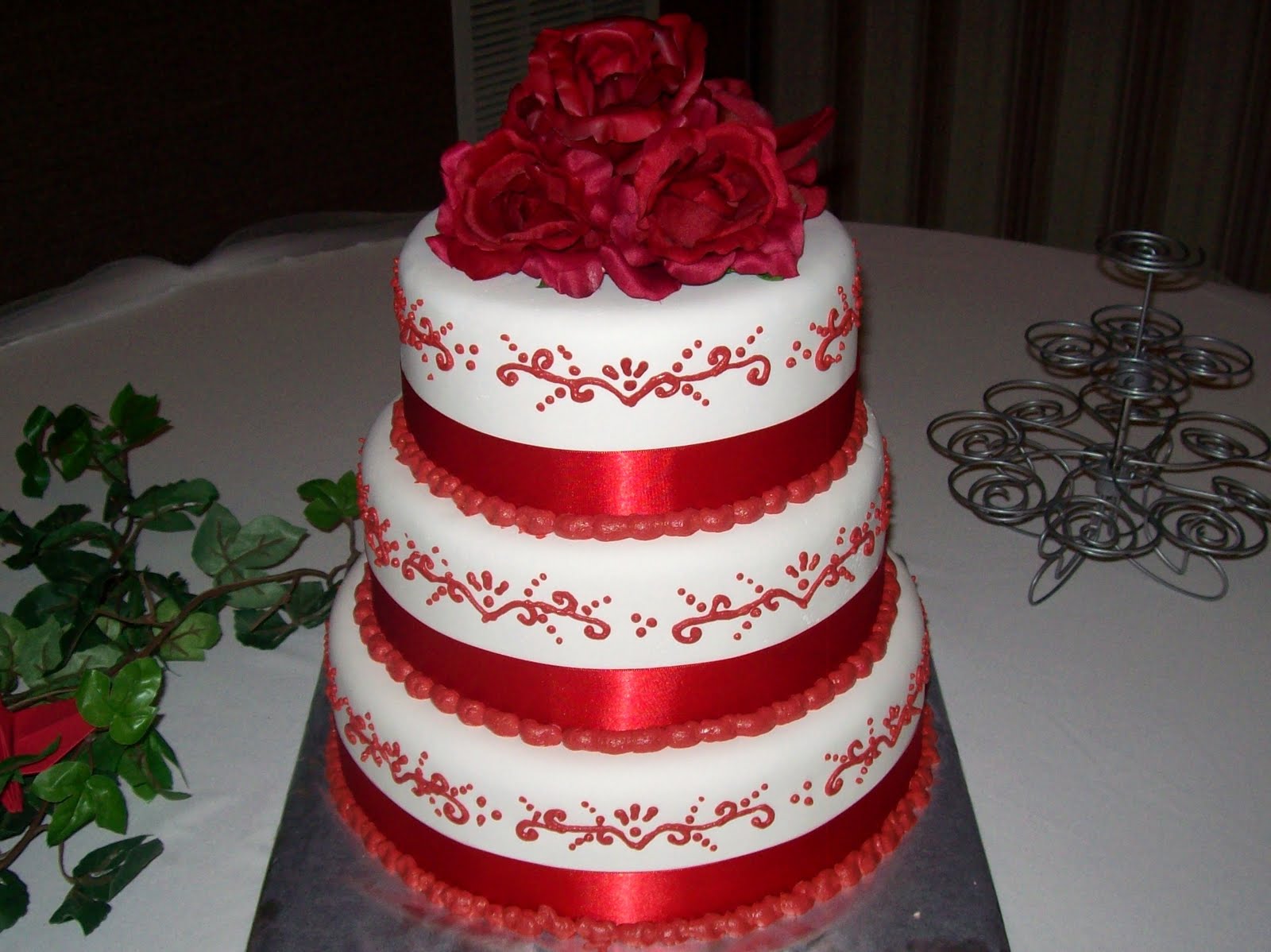 red-and-white-buttercream-wedding-cakes