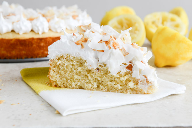 Pastel de Limón con Glaseado de Malvavisco y Coco Tostado