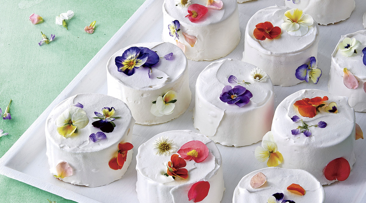 Pastel con flores naturales comestibles