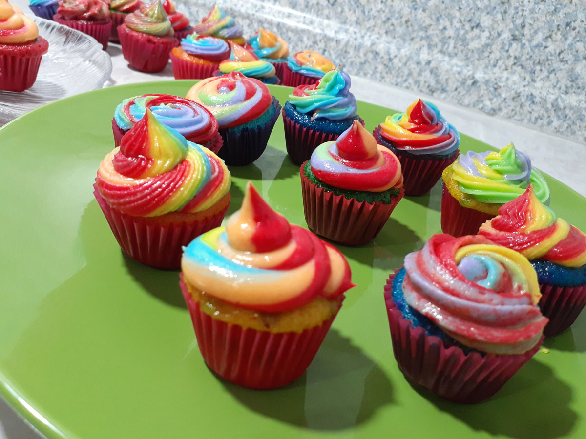 Quequitos con Betún de Colores