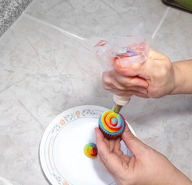 Quequitos con Betún de Colores