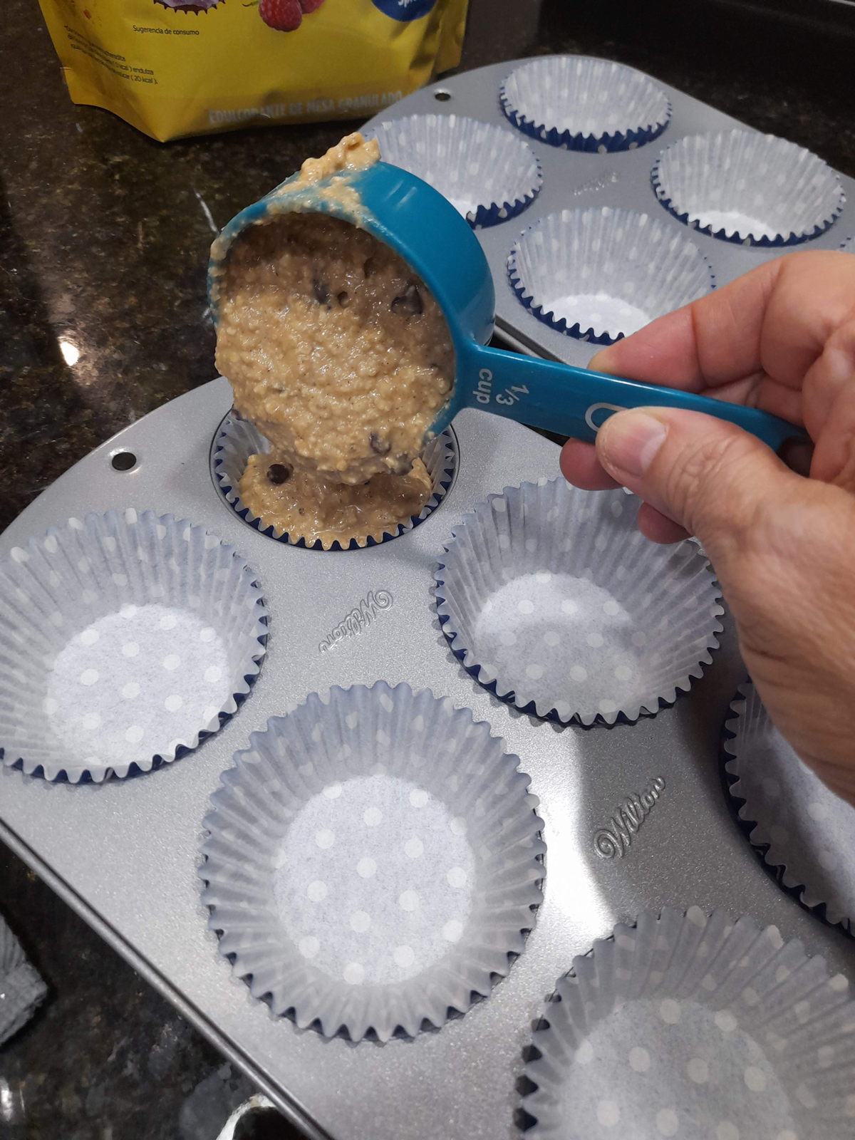 LLenando capacillos con mezcla de muffins