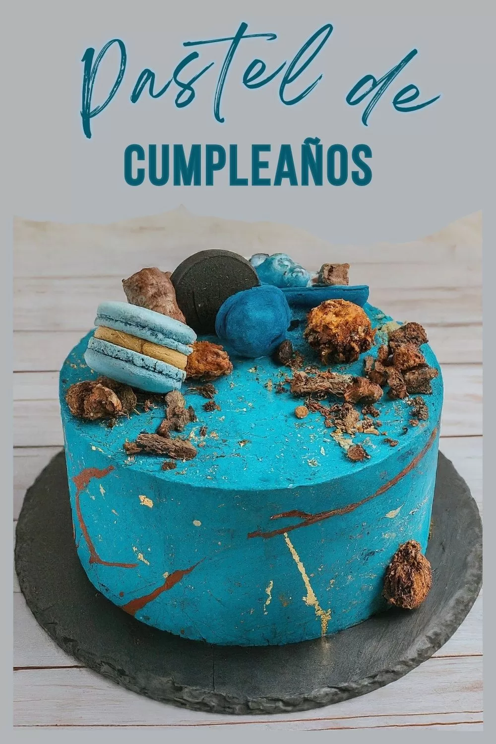 ¡Disfruta de este oasis de elegancia y celebra la vida con un toque de dulzura con uno de los maravillosos pasteles azules!