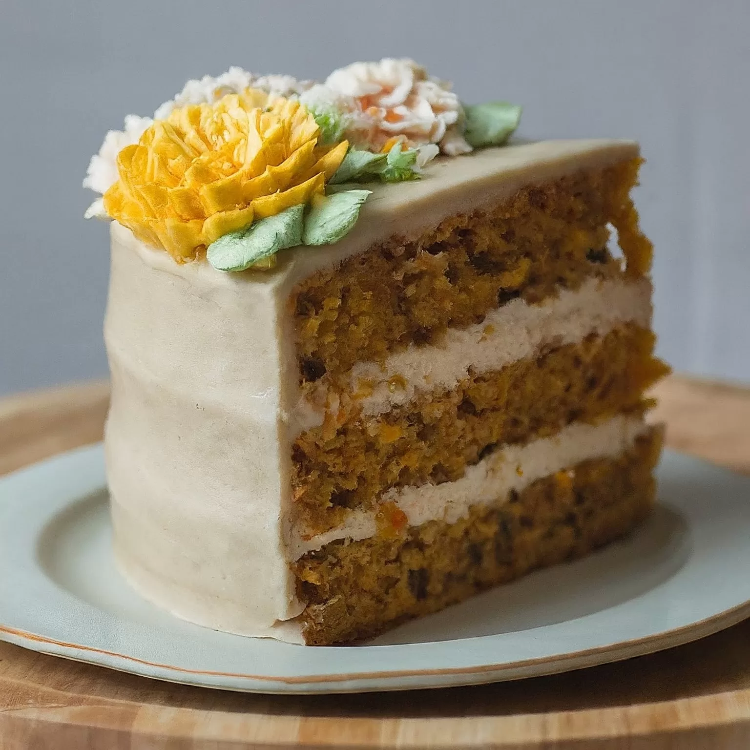 El pastel de zanahoria es un festín para la vista y el paladar, es un clásico que nunca pasa de moda.